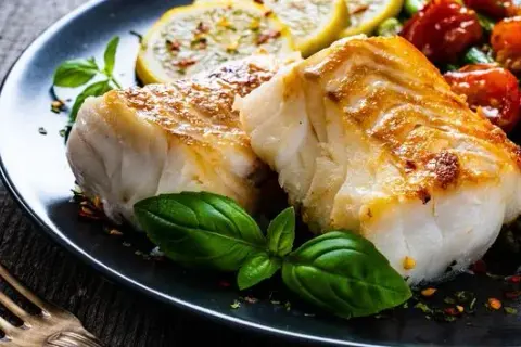 Ryby na cholesterol: Które wybrać i jak je przygotować zdrowo?