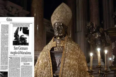 Statua di San Gennaro, patrono di Napoli, con un articolo di giornale che lo paragona a Maradona. San Gennaro era nero.