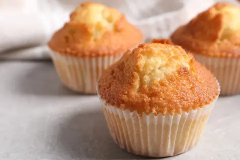 Złociste muffinki, idealne na szybki przepis. Puszyste i pachnące, aż chce się je upiec!