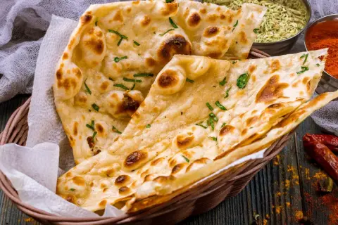 Chlebek naan jak z restauracji? Zrób go w domu! Przepis krok po kroku
