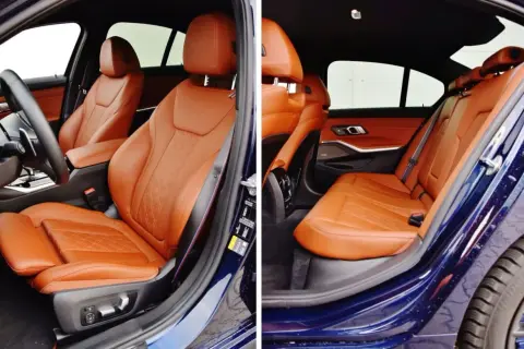 Wnętrze BMW z brązową skórzaną tapicerką foteli.