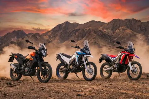 Tres motos de aventura en el desierto, con polvo levantado. La Voge 300 Rally opiniones son positivas para esta aventura.
