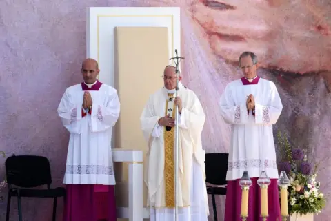 Co oznacza postawa stojąca w kościele i jej duchowe znaczenie