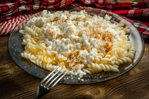 Ile kalorii ma makaron z serem? Sprawdź, co musisz wiedzieć!