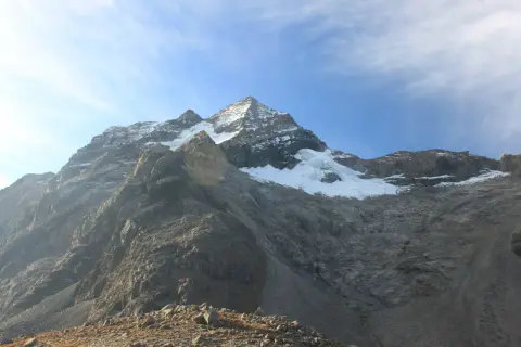 Majestätischer Pico Cristóbal Colón, bedeckt mit Schnee und Eis, ragt unter einem blauen Himmel mit zarten Wolken auf.