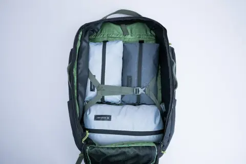 Mochila abierta con organizadores de tela en su interior.