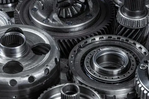Metalowe części mechaniczne, w tym koła zębate i elementy dyferencjału torsen, tworzą skomplikowaną kompozycję.