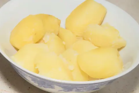 Ugotowane ziemniaki w misce, gotowe do podania. Prosty sposób, jak ugotować ziemniaki na obiad.