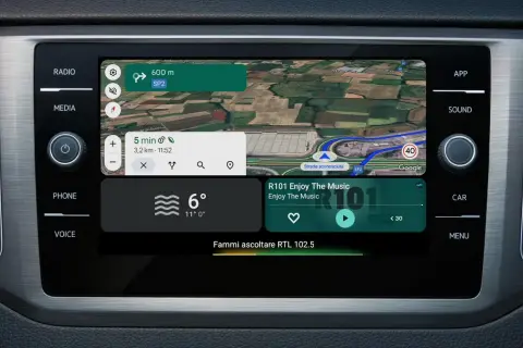 Schermo auto con navigatore Google Maps, meteo e radio. La radio per Android Auto mostra "Fammi ascoltare RTL 102.5".
