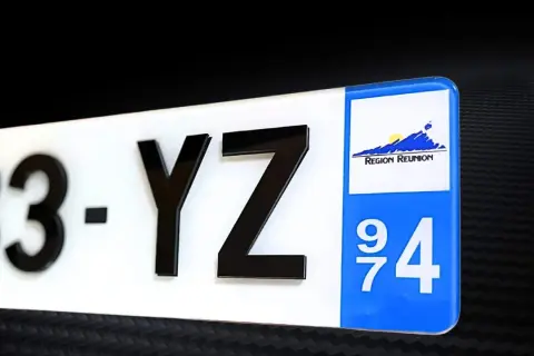 Plaque d'immatriculation noire avec le numéro 83-YZ et le logo de la Région Réunion. Une amende pourrait être évitée avec une plaque lisible.