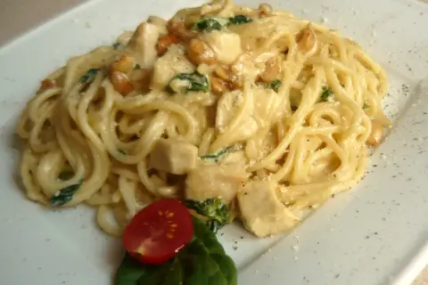 Spaghetti z kurczakiem: Jak zrobić soczyste? Przepis + triki