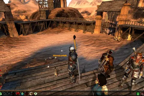 Postacie z Dragon Age 2 DLC na pustynnej platformie.