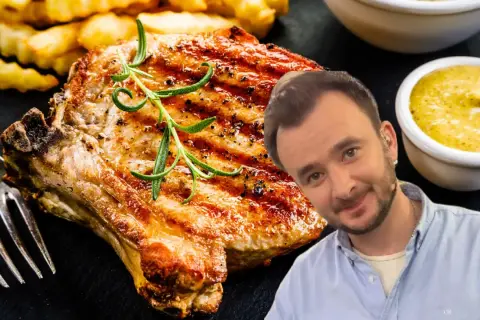 Pyszny schab z kością, grillowany z rozmarynem, podany z frytkami i musztardą. Uśmiechnięty mężczyzna w tle.