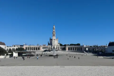 Wielki plac przed bazyliką w Fatimie, gdzie pielgrzymi szukają spokoju.