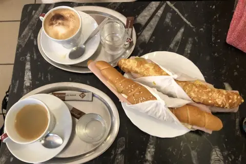 Dwa kawy i trzy kanapki na talerzu. Idealne miejsce, gdzie zjesc w Wiedniu tanio i smacznie.