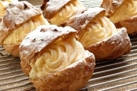 Bignè ripieni di crema, perfetti con le giuste proporzioni degli ingredienti per la pasta choux.
