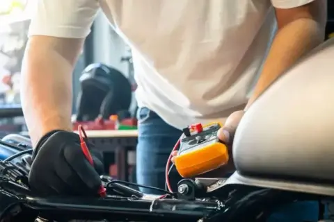 Jak długo ładować akumulator motocyklowy 12V? Pełny poradnik!