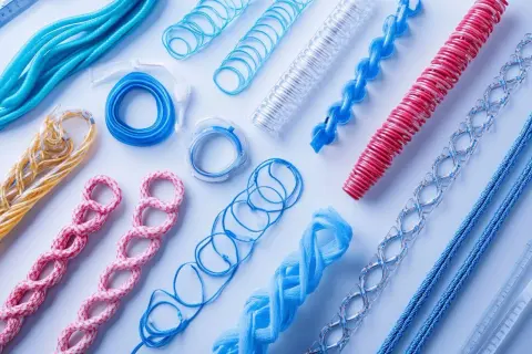 Divers stents médicaux de différentes couleurs et formes. La question "combien de stents peut-on recevoir" reste ouverte.
