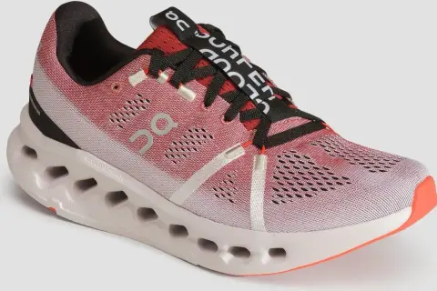 Różowy but sportowy z czarnymi sznurówkami i napisem "Cloudsurfer 7" na języku. Wyjątkowa podeszwa z technologią CloudTec.