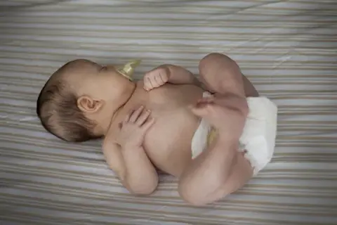 Pampers 2 od kiedy? Kiedy zmienić pieluchy w zależności od wagi dziecka