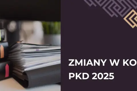 Stos dokumentów w segregatorach z kolorowymi zakładkami.