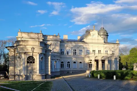 Pałac w Kościelcu, miejscowość o bogatej historii, prezentuje się okazale w blasku zachodzącego słońca.