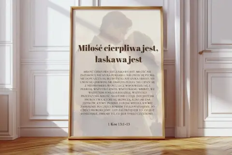 Obraz przedstawia cytaty z Biblii o miłości małżeńskiej, z fragmentem 1 Kor 13:1-13, ozdobiony subtelnym wizerunkiem pary.
