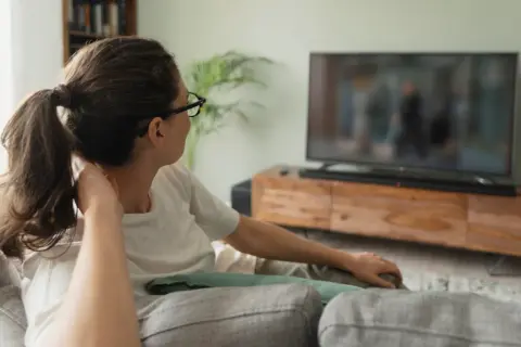 Jaki rozmiar telewizora 4K do salonu? Uniknij błędu!