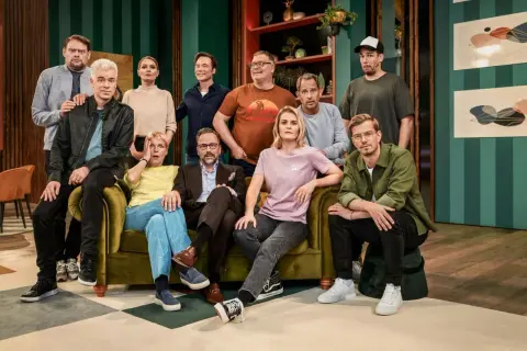 Die lol staffel 4 teilnehmer posieren auf einem Sofa und einem Hocker.