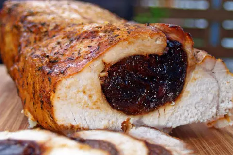 Soczysty schab ze śliwką, pieczony do perfekcji, z chrupiącą skórką i aromatycznym nadzieniem.