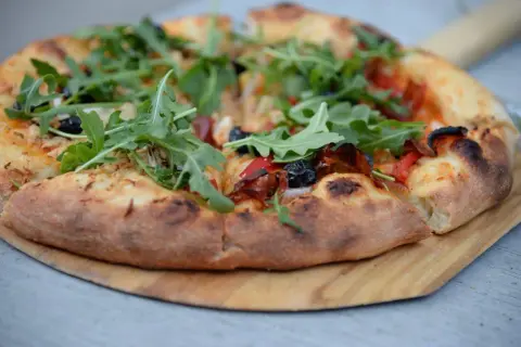 Jak zrobić cienkie ciasto na pizzę? Odkryj przepis mistrza!