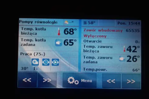 Wyświetlacz kotła 5 klasy: temperatura spalin w kotle bieżąca 68°, zadana 65°. Temperatura zaworu bieżąca 42°, zadana 26°.