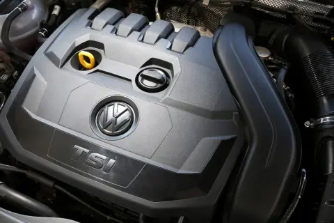 Silnik 1.5 TSI Volkswagena z widocznym logo i oznaczeniem TSI.