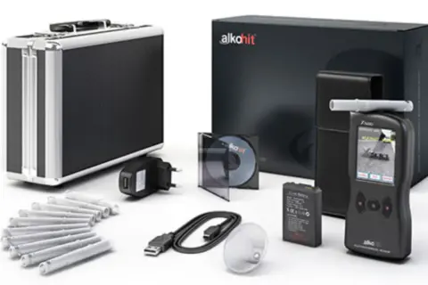 Alkomat z akcesoriami: walizka, ładowarka, ustniki, kabel USB, bateria, płyta CD i etui.
