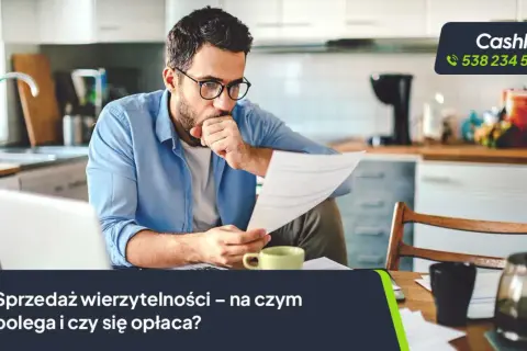 Mężczyzna analizuje dokumenty, zastanawiając się nad sprzedażą długów. Firma CashFix oferuje pomoc.