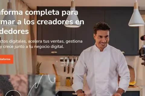 Chef sonriente graba contenido para su negocio digital. Esta plataforma es tu CTA para crecer.