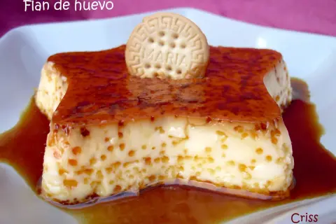 Delicioso flan de huevo casero con caramelo líquido y una galleta María. Una receta fácil y tentadora.