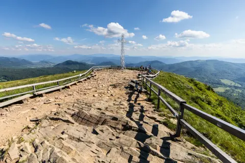 Szczyt Tarnicy z krzyżem i widokiem na Bieszczady.