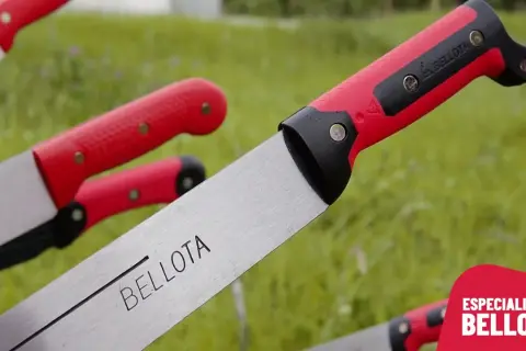 Varios machetes Bellota, una herramienta esencial para el campo, con mangos rojos y hojas de metal plateado.