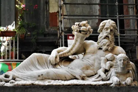 Statua del Nilo a Napoli, con il dio fluviale sdraiato e una sfinge ai suoi piedi.