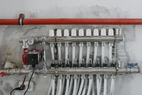 Ile kosztuje rozprowadzenie hydrauliki w domu? Sprawdź cennik i czynniki wpływające na ceny
