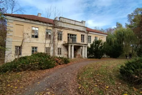 Dworek w Łaskarzewie, otoczony jesiennym parkiem, czeka na nadchodzące wydarzenia.