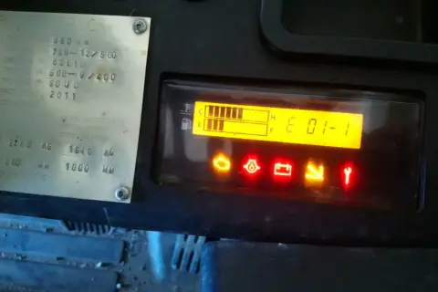 Co oznaczają kontrolki w wózku widłowym Toyota? Kluczowe informacje i porady