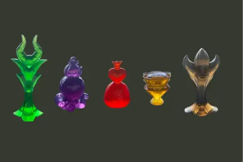 Figurki z gry Villainous: zielona Maleficent, fioletowa Ursula, czerwona Królowa Kier, żółty Hades i szary Jafar.