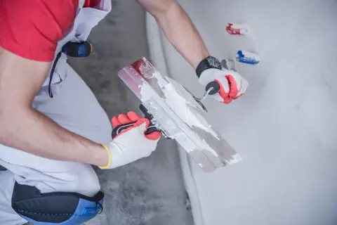 Ile schnie gips szpachlowy? Uniknij błędów i pęknięć!