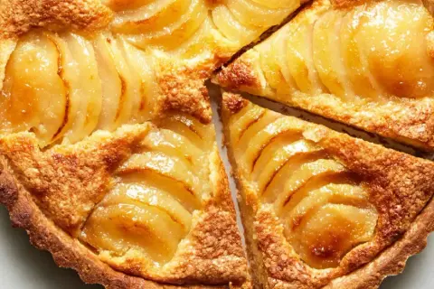 Tarta de peras y almendras dorada y jugosa, con finas láminas de pera y una base crujiente.