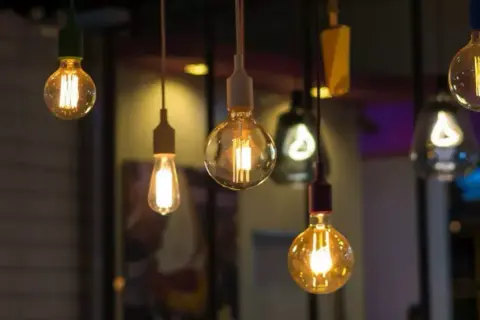 Żarówka LED filament – oszczędność energii i stylowe oświetlenie