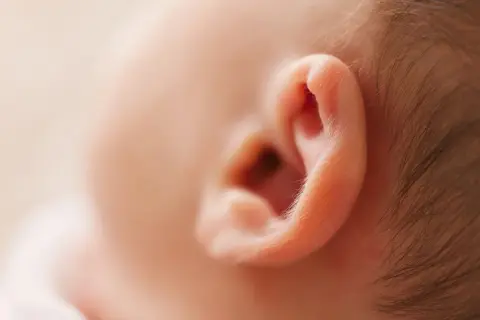 Zapalenie ucha u dziecka – kiedy można wychodzić na dwór?