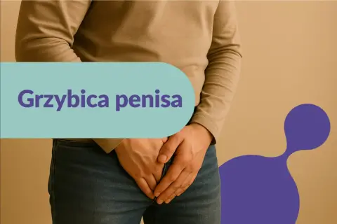 Mężczyzna zakrywa dłonią okolice intymne, na jasnym tle widnieje napis "Grzybica penisa".
