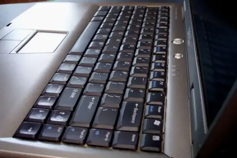 Jak włączyć klawiaturę w laptopie i rozwiązać najczęstsze problemy